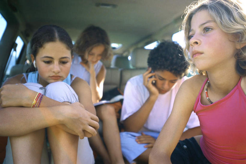 西方人,儿童,四个人,伙伴,朋友,坐,打电话,横图,室外,白天,正面,友谊,纯洁,汽车,电话,手机,欧洲,欧洲人,拿,拿着,注视,通讯设备,车,小孩,后备箱,交通工具,轿车,看,可爱,童年,童趣,抱膝,关注,童真,烂漫,无邪,交流,天真,友情,男孩,男人,男性,女孩,女人,女性,白种人,孩子,屈膝,沟通,通话,坐着,半身,彩图,男生,女生