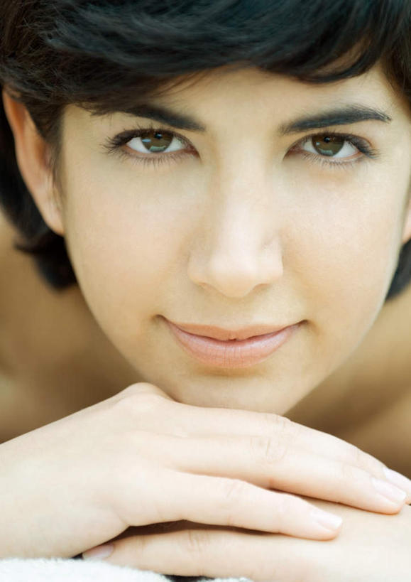 西方人,一个人,笑,双手交叉,微笑,竖图,俯视,室外,特写,白天,欧洲,欧洲人,仅一个年轻女性,仅一个女性,仅一个人,趴着,年轻女性,女人,女性,白种人,趴,半身,彩图,高角度拍摄