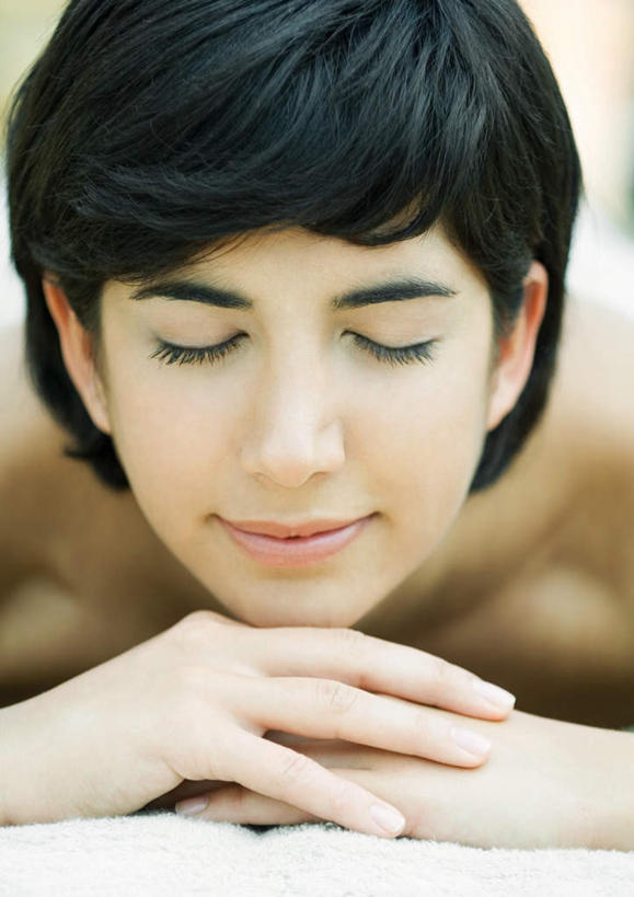 西方人,一个人,闭眼,笑,双手交叉,微笑,竖图,俯视,室外,白天,欧洲,欧洲人,仅一个年轻女性,仅一个女性,仅一个人,趴着,年轻女性,女人,女性,白种人,闭眼睛,闭着眼,闭着眼睛,趴,半身,彩图,高角度拍摄