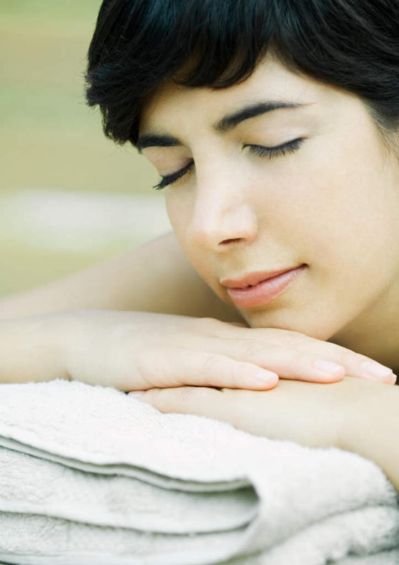 西方人,一个人,闭眼,笑,双手交叉,微笑,竖图,室外,白天,正面,欧洲,欧洲人,仅一个年轻女性,仅一个女性,仅一个人,毛巾,趴着,年轻女性,女人,女性,白种人,闭眼睛,闭着眼,闭着眼睛,趴,半身,彩图