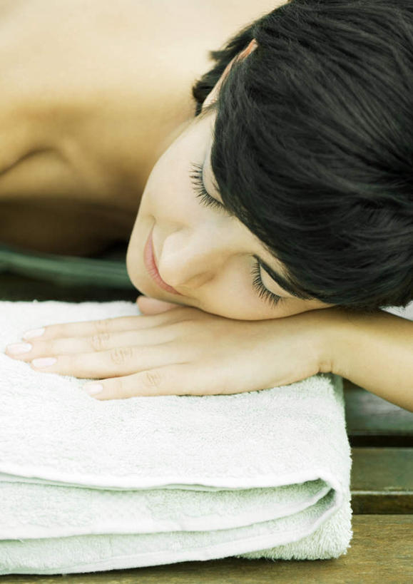 西方人,一个人,闭眼,竖图,俯视,室外,白天,地板,欧洲,欧洲人,仅一个年轻女性,仅一个女性,仅一个人,地面,木地板,毛巾,趴着,年轻女性,女人,女性,白种人,闭眼睛,闭着眼,闭着眼睛,趴,半身,彩图,高角度拍摄