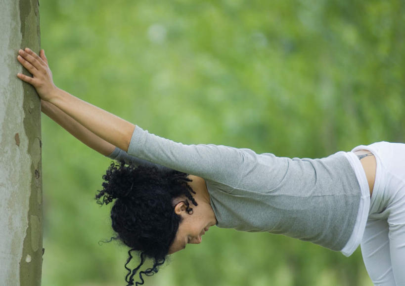 西方人,一个人,花园,站,横图,室外,白天,侧面,花圃,树林,植物,叶子,欧洲,欧洲人,仅一个年轻女性,仅一个女性,仅一个人,修剪,朦胧,模糊,剪刀,绿叶,拿,拿着,休闲装,发带,树,树木,绿色,自然,站着,休闲,休闲服,嫩叶,生长,成长,剪,年轻女性,女人,女性,白种人,叶,叶片,小花园,站立,半身,彩图