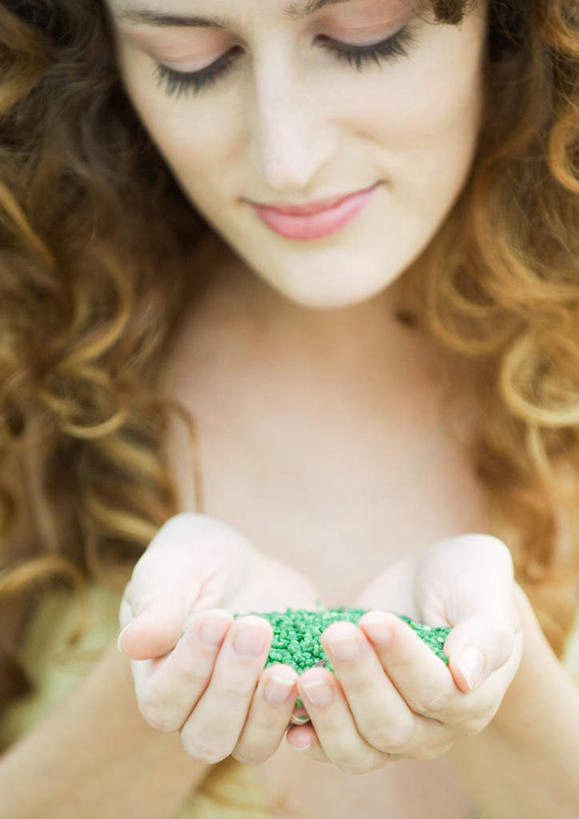 西方人,一个人,站,捧,竖图,室外,白天,正面,美容,欧洲,欧洲人,仅一个年轻女性,仅一个女性,仅一个人,一堆,许多,护肤,堆叠,堆积,绿色,站着,保养,享受,休闲,放松,堆,浴盐,养颜,年轻女性,女人,女性,白种人,端,端着,捧着,手捧,站立,半身,彩图