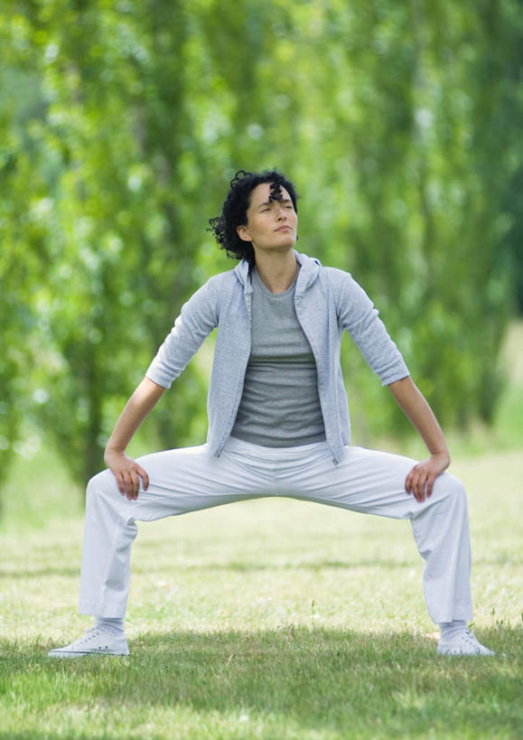 西方人,一个人,健身房,蹲,竖图,室外,白天,正面,锻炼,瑜伽,运动,草地,草坪,植物,欧洲,欧洲人,仅一个年轻女性,仅一个女性,仅一个人,阴影,光线,影子,半蹲,草,树,树木,绿色,阳光,自然,养生,生长,成长,体育,年轻女性,女人,女性,白种人,蹲着,半身,彩图,健身,健身馆