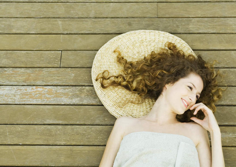 西方人,一个人,躺,笑,微笑,露齿笑,横图,俯视,室外,白天,地板,帽子,欧洲,欧洲人,仅一个年轻女性,仅一个女性,仅一个人,地面,木地板,遮阳帽,年轻女性,女人,女性,白种人,躺着,半身,彩图,高角度拍摄