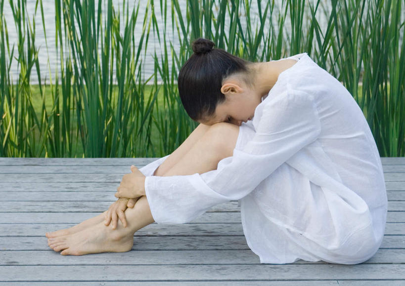 西方人,一个人,花园,站,横图,室外,白天,侧面,花圃,树林,植物,叶子,欧洲,欧洲人,仅一个年轻女性,仅一个女性,仅一个人,修剪,朦胧,模糊,剪刀,绿叶,拿,拿着,休闲装,发带,树,树木,绿色,自然,站着,休闲,休闲服,嫩叶,生长,成长,剪,年轻女性,女人,女性,白种人,叶,叶片,小花园,站立,半身,彩图