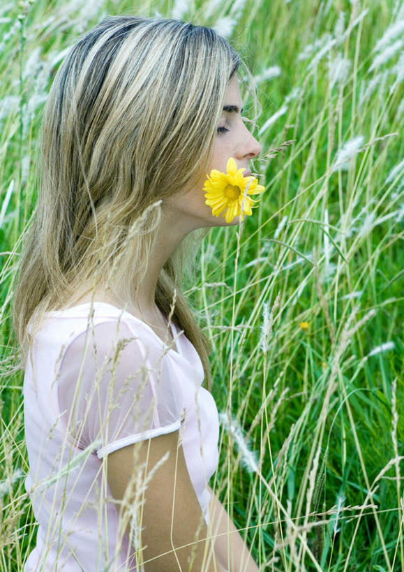 西方人,一个人,花园,站,竖图,室外,白天,侧面,花圃,树林,植物,叶子,欧洲,欧洲人,仅一个年轻女性,仅一个女性,仅一个人,修剪,朦胧,模糊,剪刀,绿叶,拿,拿着,休闲装,发带,树,树木,绿色,自然,站着,休闲,休闲服,嫩叶,生长,成长,剪,年轻女性,女人,女性,白种人,叶,叶片,小花园,站立,半身,彩图