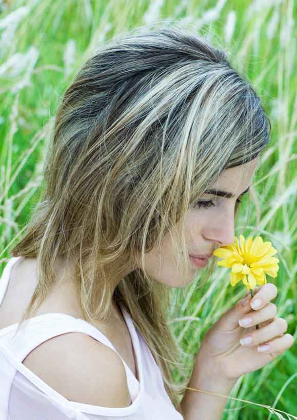 西方人,一个人,花园,站,竖图,室外,白天,侧面,花圃,树林,植物,叶子,欧洲,欧洲人,仅一个年轻女性,仅一个女性,仅一个人,修剪,朦胧,模糊,剪刀,绿叶,拿,拿着,休闲装,发带,树,树木,绿色,自然,站着,休闲,休闲服,嫩叶,生长,成长,剪,年轻女性,女人,女性,白种人,叶,叶片,小花园,站立,半身,彩图