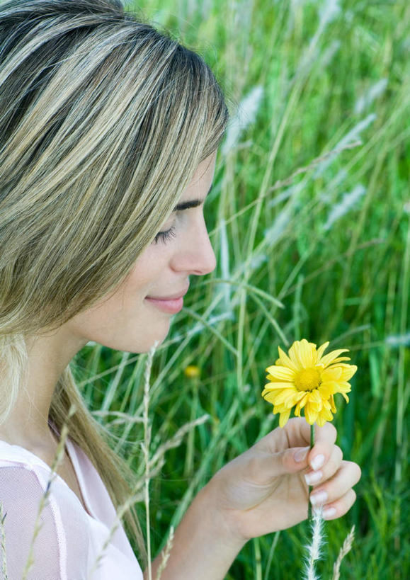 西方人,一个人,花园,站,竖图,室外,白天,侧面,花圃,树林,植物,叶子,欧洲,欧洲人,仅一个年轻女性,仅一个女性,仅一个人,修剪,朦胧,模糊,剪刀,绿叶,拿,拿着,休闲装,发带,树,树木,绿色,自然,站着,休闲,休闲服,嫩叶,生长,成长,剪,年轻女性,女人,女性,白种人,叶,叶片,小花园,站立,半身,彩图