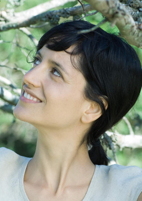 西方人,一个人,竖图,室外,白天,正面,欧洲,欧洲人,仅一个年轻女性,仅一个女性,仅一个人,年轻女性,女人,女性,白种人,半身,彩图