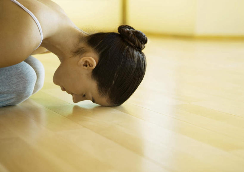 西方人,脸,头,脸颊,一个人,健身房,跪,闭眼,横图,室内,白天,正面,锻炼,瑜伽,运动,地板,欧洲,欧洲人,仅一个年轻女性,仅一个女性,仅一个人,背心,地面,木地板,低头,养生,盘发,体育,年轻女性,女人,女性,白种人,头部,额头,脸部,脸蛋,面部,闭眼睛,闭着眼,闭着眼睛,跪着,半身,彩图,健身,健身馆