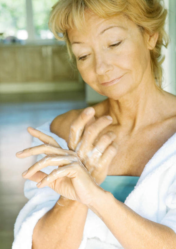 西方人,手,一个人,坐,竖图,室内,白天,正面,化妆,美容,欧洲,欧洲人,仅一个女性,仅一个人,护肤,保养,手部,仅一个老年女性,护手霜,养颜,老年女性,女人,女性,白种人,坐着,半身,彩图