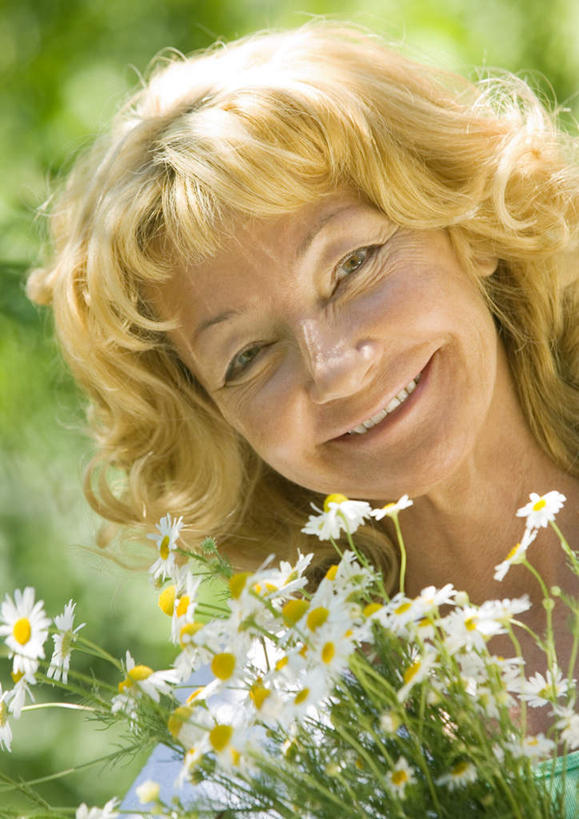 西方人,一个人,花园,站,笑,微笑,露齿笑,竖图,室外,白天,正面,花海,花圃,叶子,欧洲,欧洲人,仅一个女性,仅一个人,朦胧,模糊,盛开,花蕾,雏菊,花,花瓣,花朵,鲜花,绿色,白色,花丛,花束,花田,花苞,花蕊,站着,菊花,仅一个老年女性,老年女性,女人,女性,白种人,小花园,站立,半身,彩图