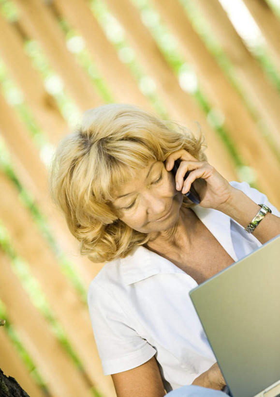 西方人,一个人,坐,打电话,竖图,室外,白天,正面,电话,手机,欧洲,欧洲人,仅一个女性,仅一个人,拿,拿着,通讯设备,仅一个老年女性,交流,老年女性,女人,女性,白种人,沟通,通话,坐着,半身,彩图