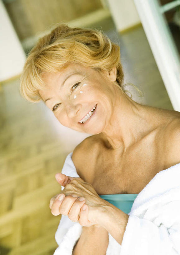 西方人,一个人,客厅,站,笑,微笑,露齿笑,竖图,室内,白天,正面,浴袍,欧洲,欧洲人,仅一个女性,仅一个人,站着,仅一个老年女性,起居室,老年女性,女人,女性,白种人,站立,半身,彩图,汤帷子,浴衣