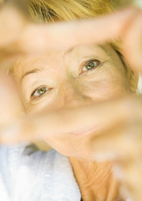 西方人,中指,一个人,站,竖图,俯视,室外,白天,相框,欧洲,欧洲人,仅一个女性,仅一个人,站着,仅一个中年女性,手指,食指,女人,女性,中年女性,白种人,站立,半身,彩图,高角度拍摄