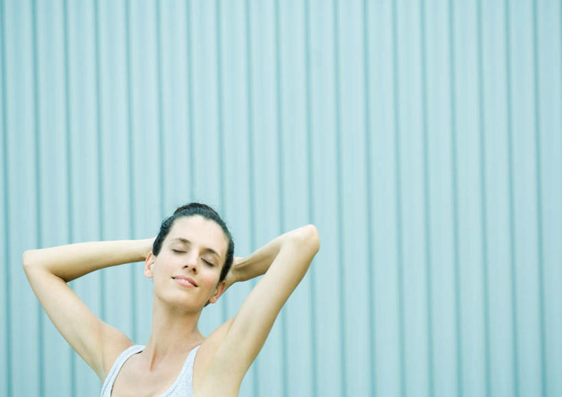 西方人,一个人,站,笑,微笑,横图,室外,白天,正面,欧洲,欧洲人,仅一个年轻女性,仅一个女性,仅一个人,墙,墙壁,墙面,站着,双手抱头,年轻女性,女人,女性,白种人,站立,半身,彩图