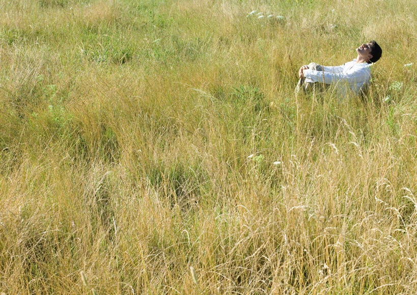 西方人,一个人,坐,闭眼,横图,俯视,室外,白天,草地,草坪,植物,欧洲,欧洲人,仅一个男性,仅一个人,草丛,草,仅一个年轻男性,绿色,男人,男性,年轻男性,白种人,闭眼睛,闭着眼,闭着眼睛,坐着,半身,彩图,高角度拍摄