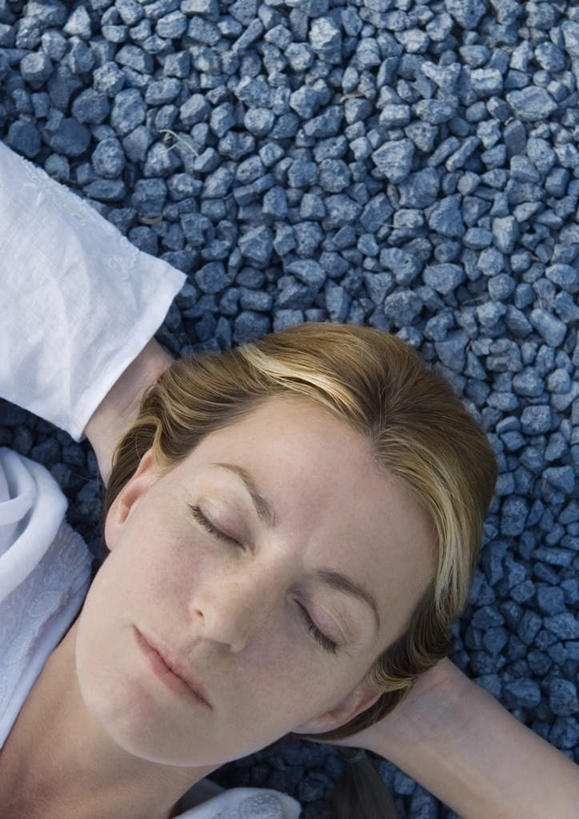 西方人,一个人,躺,闭眼,竖图,俯视,室外,白天,欧洲,欧洲人,仅一个年轻女性,仅一个女性,仅一个人,双手抱头,年轻女性,女人,女性,白种人,闭眼睛,闭着眼,闭着眼睛,躺着,半身,彩图,高角度拍摄