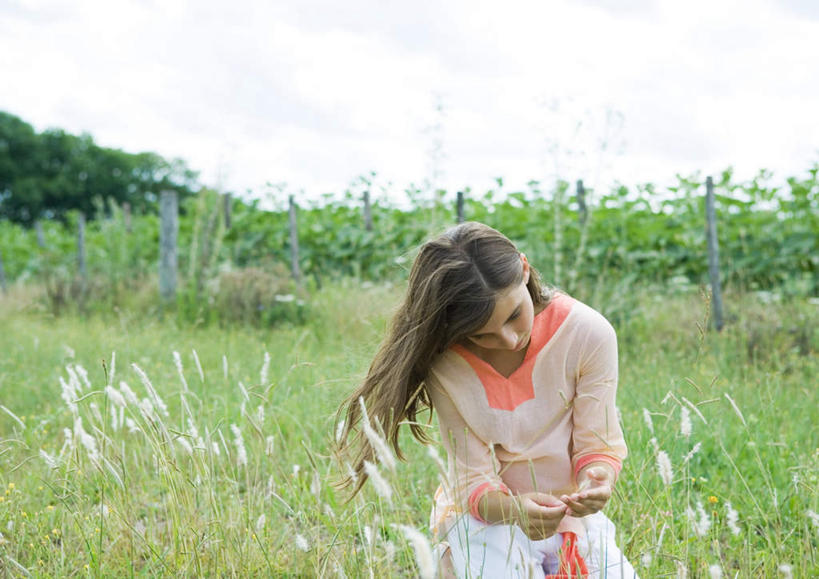 西方人,儿童,一个人,站,横图,室外,白天,正面,纯洁,草地,草坪,森林,树林,植物,欧洲,欧洲人,仅一个女性,仅一个人,云,云朵,拿,云彩,拿着,草,树,树木,小孩,绿色,白云,天空,自然,天,站着,仅一个小孩,狗尾草,可爱,童年,童趣,生长,成长,童真,烂漫,无邪,天真,女孩,女人,女性,白种人,孩子,站立,半身,彩图,女生