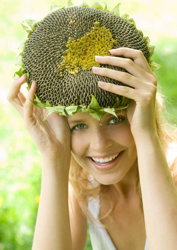 西方人,一个人,站,笑,微笑,露齿笑,竖图,室外,白天,正面,欧洲,欧洲人,仅一个年轻女性,仅一个女性,仅一个人,盛开,拿,花蕾,拿着,花,花瓣,花朵,鲜花,花苞,花蕊,太阳花,站着,年轻女性,女人,女性,白种人,站立,半身,彩图