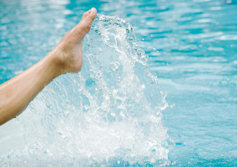 西方人,腿部,脚,脚趾,脚趾甲,腿,一个人,坐,横图,室外,白天,正面,锻炼,运动,水,欧洲,欧洲人,仅一个年轻女性,仅一个女性,仅一个人,飞溅,溅,液体,水池,水面,泳池,游泳馆,喷洒,体育,年轻女性,女人,女性,白种人,脚指甲,坐着,半身,彩图,健身