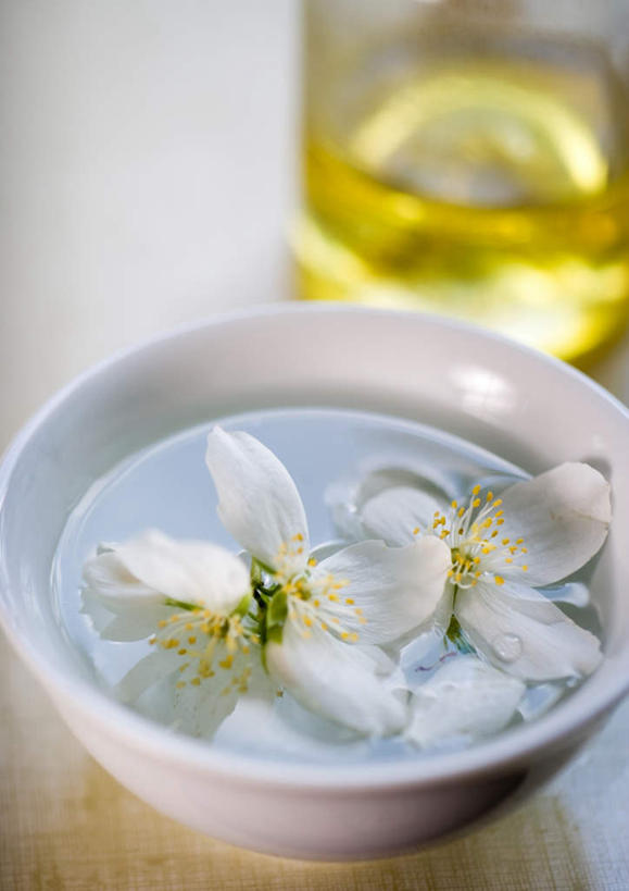 无人,竖图,俯视,室内,特写,白天,桌面,桌子,餐具,盛开,玻璃制品,花,花瓣,花朵,鲜花,两朵,白色,玻璃瓶,瓶子,碗,花蕊,山梅花,太平花,进餐用具,烹调用具,彩图,高角度拍摄