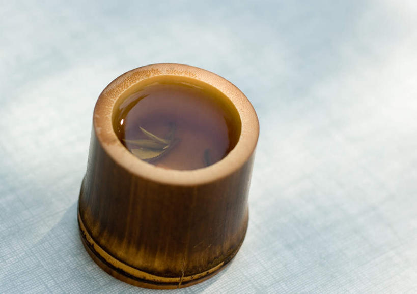 无人,横图,俯视,室内,特写,白天,桌面,桌子,杯子,叶子,竹制,绿茶,茶叶,绿叶,一杯,饮料,水杯,嫩叶,叶,叶片,茶杯,彩图,高角度拍摄