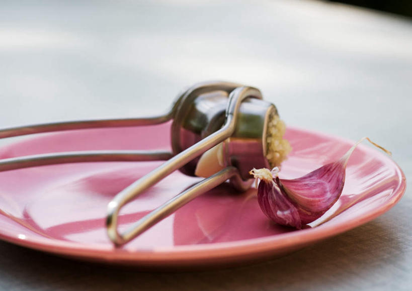 无人,横图,俯视,室内,特写,白天,桌面,桌子,蔬菜,蒜,餐具,新鲜,碟子,盘,食品,食物,盘子,碟,有机食品,绿色食品,器具,压蒜器,烹调用具,大蒜,彩图,高角度拍摄