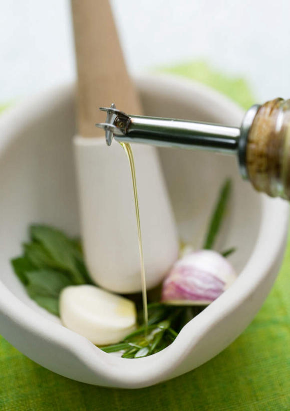 无人,竖图,俯视,室内,特写,白天,烹饪,西餐,桌面,桌子,蔬菜,蒜,餐具,叶子,倒,新鲜,橄榄油,料理,食品,绿叶,菜肴,美食,食物,餐巾,嫩叶,西式,佳肴,有机食品,绿色食品,器具,捣蒜器,叶,叶片,烹调用具,大蒜,彩图,高角度拍摄