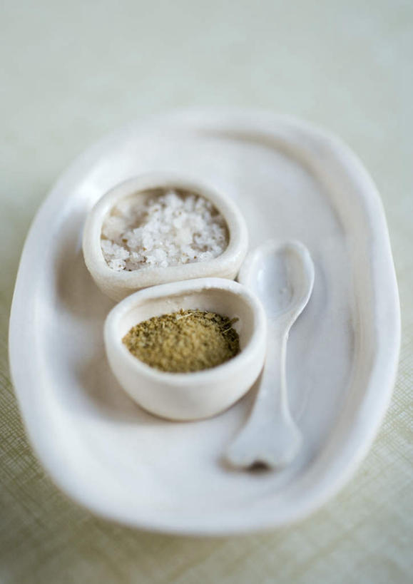 无人,竖图,俯视,室内,特写,白天,桌面,桌子,餐具,碟子,盘,勺子,调料,黑胡椒,调味品,调味料,两碗,食盐,盘子,调羹,碟,汤匙,碗,黑胡椒子,彩图,高角度拍摄