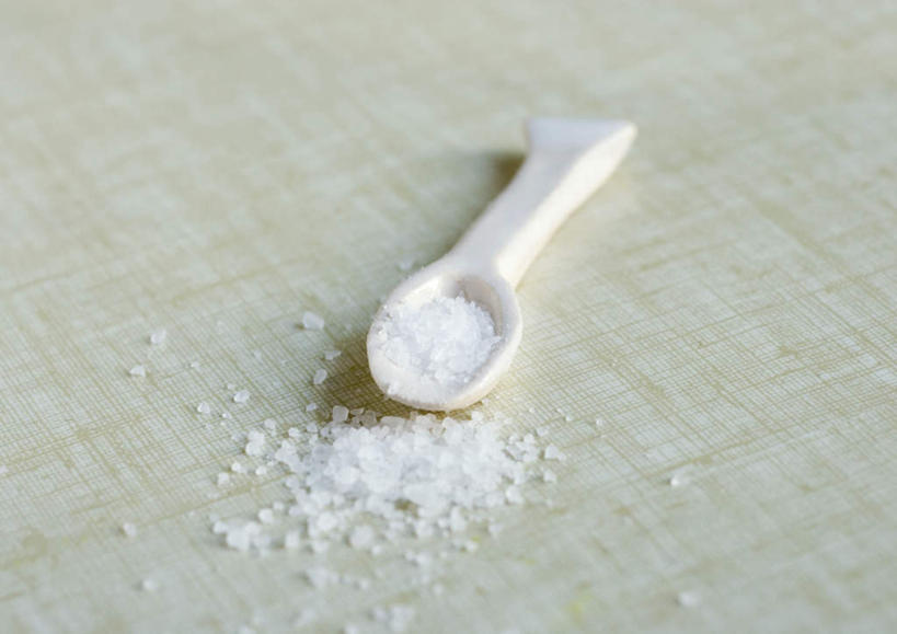 无人,横图,俯视,室内,特写,白天,桌面,桌子,餐具,一堆,堆叠,堆积,调料,调味品,调味料,食盐,一个,白色,碗,单个,堆,进餐用具,烹调用具,彩图,高角度拍摄