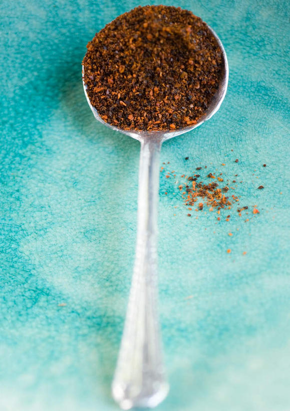 无人,竖图,俯视,室内,特写,白天,桌面,桌子,绿色背景,粉末,勺子,调料,香料,食品,调味品,调味料,食物,调羹,汤匙,摄影,影棚,花椒,彩图,高角度拍摄,影棚拍摄,拍摄