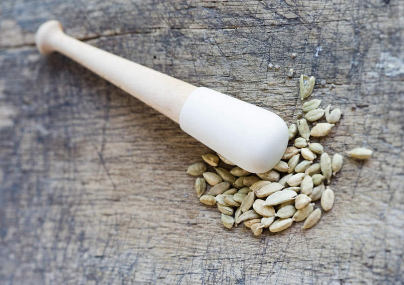 无人,横图,俯视,室内,特写,白天,桌面,桌子,餐具,一堆,堆叠,堆积,调料,食品,种子,调味品,调味料,食物,白色,堆,小豆蔻,研磨器,器具,进餐用具,烹调用具,彩图,高角度拍摄