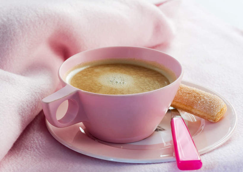 点心,咖啡,无人,横图,俯视,室内,特写,白天,下午茶,桌面,桌子,杯子,餐具,瓷器,碟子,盘,勺子,食品,甜点,甜品,咖啡杯,陶瓷制品,一杯,食物,糕点,饮料,粉色,盘子,调羹,碟,汤匙,甜食,摄影,影棚,瓷杯,手指饼,彩图,高角度拍摄,影棚拍摄,拍摄