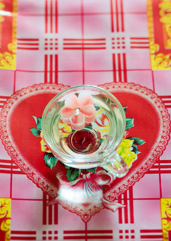 无人,竖图,俯视,室内,特写,白天,中餐,桌面,桌子,杯子,餐具,蜡烛,布料,碟子,布纹,玻璃制品,桌布,一个,粉色,盘子,水杯,台布,中式,单个,玻璃杯,彩图,高角度拍摄