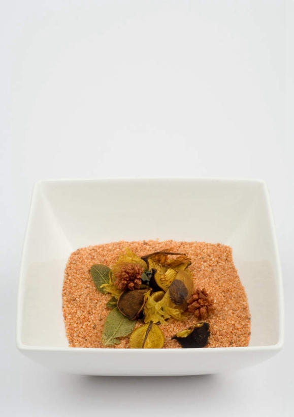 无人,竖图,俯视,室内,特写,白天,白色背景,美容,石头,桌面,桌子,餐具,叶子,许多,护肤,碟子,盘,石子,绿叶,盘子,碟,干花,保养,橙色,嫩叶,摄影,影棚,浴盐,养颜,叶,叶片,石块,彩图,高角度拍摄,影棚拍摄,拍摄