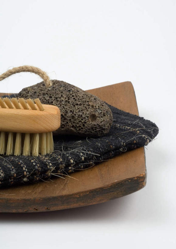 无人,竖图,俯视,室内,特写,白天,白色背景,美容,石头,桌面,桌子,餐具,护肤,木制,碟子,盘,石子,棕色,两个,盘子,刷子,碟,保养,享受,休闲,放松,摄影,影棚,洗漱用品,指甲刷,磨脚石,养颜,石块,彩图,高角度拍摄,影棚拍摄,拍摄