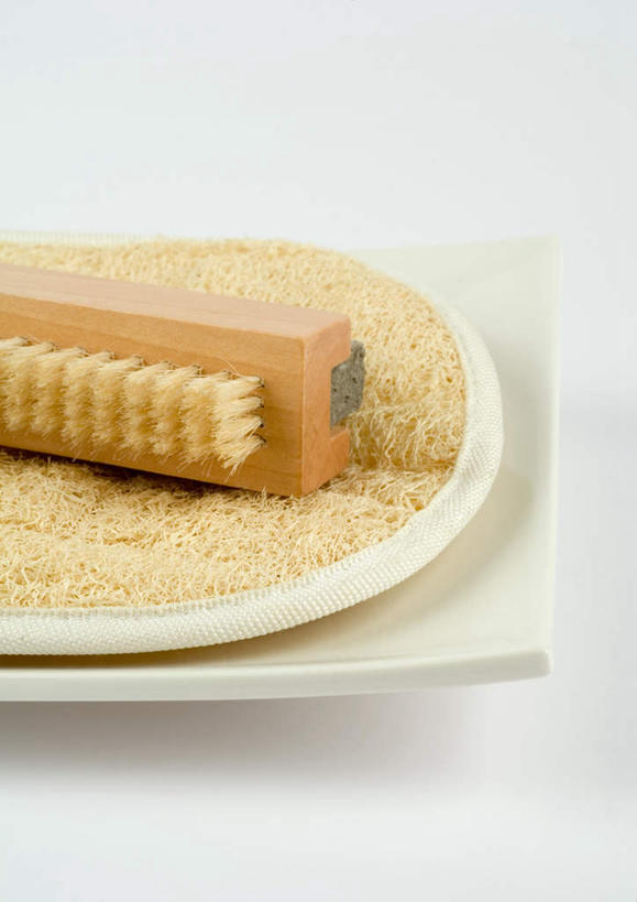 无人,竖图,俯视,室内,特写,白天,白色背景,化妆,美容,桌面,桌子,餐具,护肤,碟子,海绵,盘,三个,盘子,碟,保养,摄影,影棚,指甲刷,养颜,洗脸海绵,洗脸扑,洗脸绵,彩图,高角度拍摄,影棚拍摄,拍摄