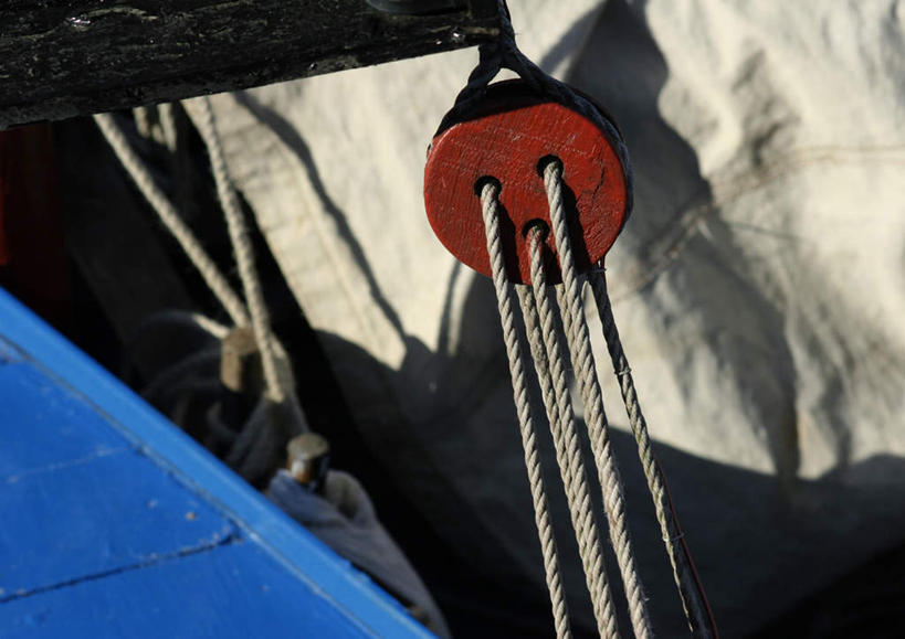 无人,横图,室外,特写,白天,正面,船,阴影,光线,金属,影子,阳光,绳子,交通工具,绳索,滑轮,彩图