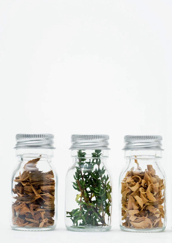 无人,竖图,室内,特写,白天,白色背景,正面,植物,桌面,桌子,叶子,一排,整齐,绿叶,草药,药草,中药,玻璃制品,排列,玻璃瓶,瓶子,嫩叶,摄影,甘菊,影棚,百里香,队列,三瓶,药材,中草药,中药材,本草,常绿树,叶,叶片,彩图,影棚拍摄,拍摄