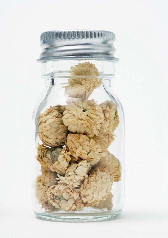 无人,竖图,室内,特写,白天,白色背景,正面,植物,桌面,桌子,草药,药草,中药,玻璃制品,玻璃瓶,瓶子,摄影,甘菊,影棚,药材,中草药,中药材,本草,彩图,影棚拍摄,拍摄