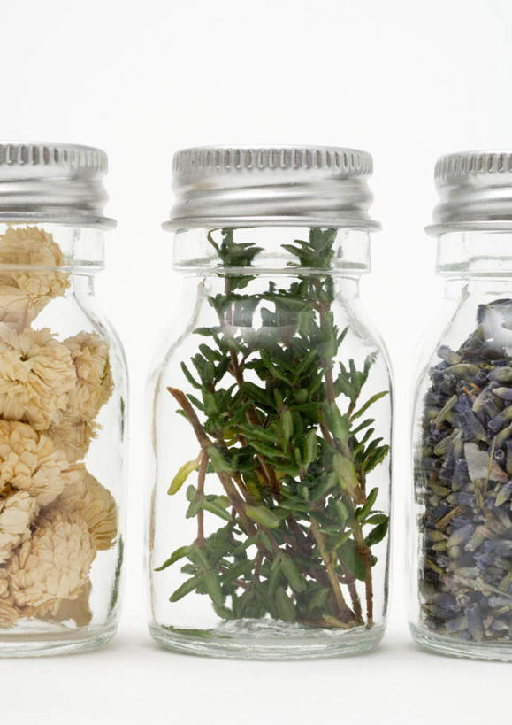 无人,竖图,俯视,室内,特写,白天,白色背景,爱情,植物,桌面,桌子,叶子,两瓶,一排,许多,整齐,绿叶,洋甘菊,草药,药草,浪漫,中药,玻璃制品,排列,玻璃瓶,瓶子,香草,干花,薰衣草,嫩叶,活力,力量,摄影,甘菊,影棚,坚强,队列,药材,中草药,呼吸,中药材,本草,灵香草,黄香草,常绿树,交往,母菊,和好,奇迹,叶,叶片,彩图,高角度拍摄,影棚拍摄,拍摄