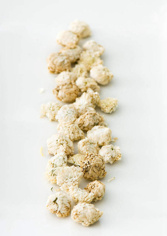 无人,竖图,俯视,室内,特写,白天,白色背景,植物,一排,整齐,干燥,草药,药草,中药,排列,白色,菊花,摄影,甘菊,影棚,堆,队列,药材,中草药,中药材,本草,彩图,高角度拍摄,影棚拍摄,拍摄