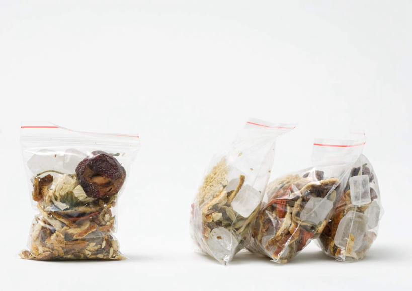 无人,横图,俯视,室内,特写,白天,白色背景,植物,桌面,桌子,一排,整齐,透明,食品,草药,药草,中药,食物,排列,摄影,影棚,队列,药材,中草药,冰糖,保鲜袋,中药材,本草,四袋,彩图,高角度拍摄,影棚拍摄,拍摄