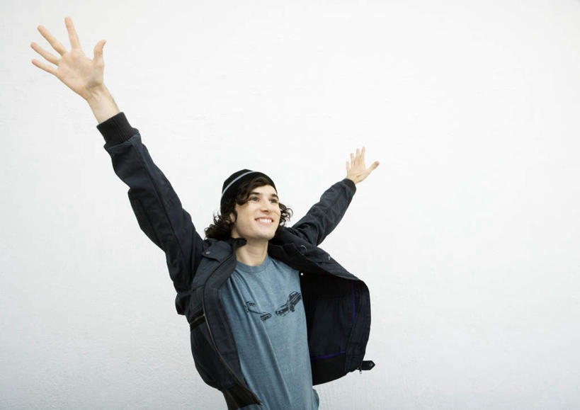 西方人,一个人,站,伸展双臂,横图,室内,白天,白色背景,正面,帽子,欧洲,欧洲人,仅一个男性,仅一个人,注视,仅一个年轻男性,观察,看,站着,摄影,影棚,观看,察看,绒线帽,关注,男人,男性,年轻男性,白种人,敞开双臂,伸开双臂,展开双肩,站立,张开手臂,张开双臂,半身,彩图,影棚拍摄,拍摄