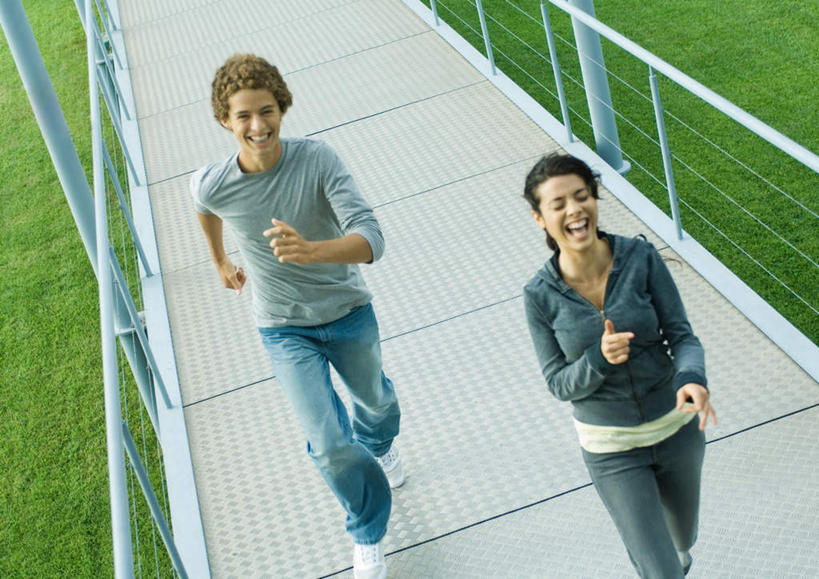 西方人,两个人,栏杆,跑,笑,微笑,露齿笑,横图,俯视,室外,白天,爱情,锻炼,运动,草地,草坪,植物,道路,路,欧洲,欧洲人,小路,交通,浪漫,护栏,草,绿色,温暖,温馨,恩爱,恋人,栏,和睦,体育,男人,男性,年轻男性,年轻女性,女人,女性,白种人,情侣,跑步,彩图,高角度拍摄,全身,健身,伴侣,融洽