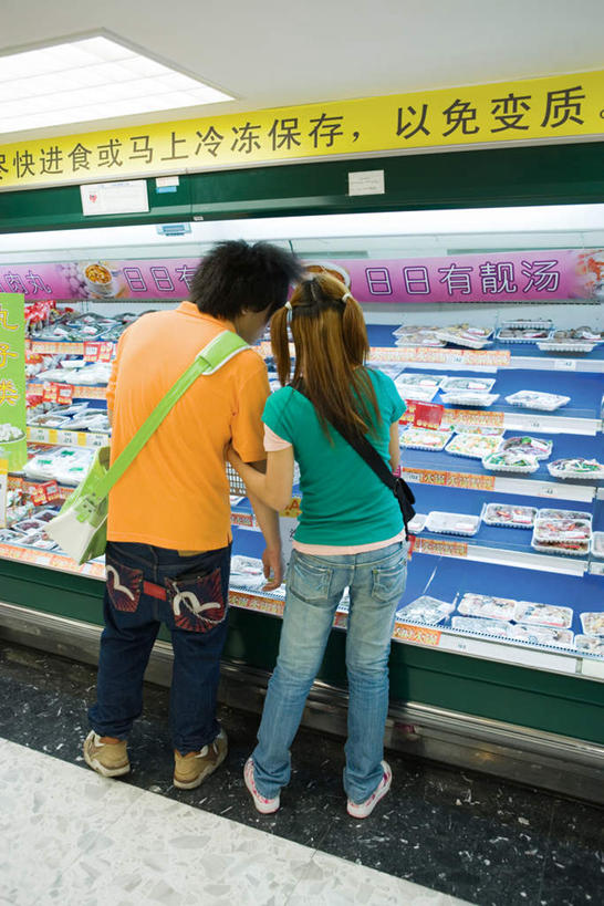 东方人,两个人,站,竖图,室内,白天,爱情,超市,亚洲,一排,许多,整齐,食品,浪漫,注视,黄种人,盒子,食物,排列,背面,观察,看,站着,温暖,温馨,恩爱,恋人,观看,冰柜,和睦,察看,队列,关注,塑料盒,男人,男性,年轻男性,年轻女性,女人,女性,亚洲人,情侣,超级市场,大卖场,站立,彩图,全身,伴侣,融洽