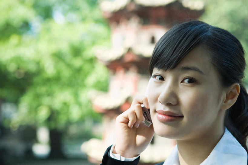 东方人,脸,头,脸颊,一个人,商务人士,商务女性,寺庙,站,笑,打电话,微笑,横图,室外,特写,白天,正面,植物,电话,手机,亚洲,仅一个年轻女性,仅一个女性,仅一个人,套装,朦胧,模糊,云,云朵,塔,塔楼,拿,云彩,拿着,注视,黄种人,通讯设备,佛塔,树,树木,蓝色,绿色,白云,蓝天,天空,自然,天,观察,看,站着,生长,成长,观看,察看,关注,商务装,工薪阶层,交流,年轻女性,女人,女性,亚洲人,头部,脸部,脸蛋,面部,白领,上班族,沟通,通话,站立,半身,彩图