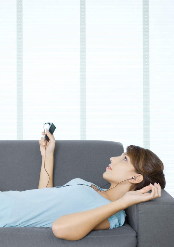 西方人,一个人,躺,竖图,室内,白天,白色背景,侧面,T恤衫,陶醉,快乐,窗户,窗帘,沙发,欧洲,欧洲人,仅一个年轻女性,仅一个女性,仅一个人,服装,音乐,拿,T恤,音乐播放器,拿着,休闲装,玻璃窗,衣服,蓝色,享受,休闲,休闲服,摄影,服饰,影棚,MP3播放器,年轻女性,女人,女性,白种人,躺着,半身,彩图,影棚拍摄,拍摄,播放器,皮沙发,沉醉